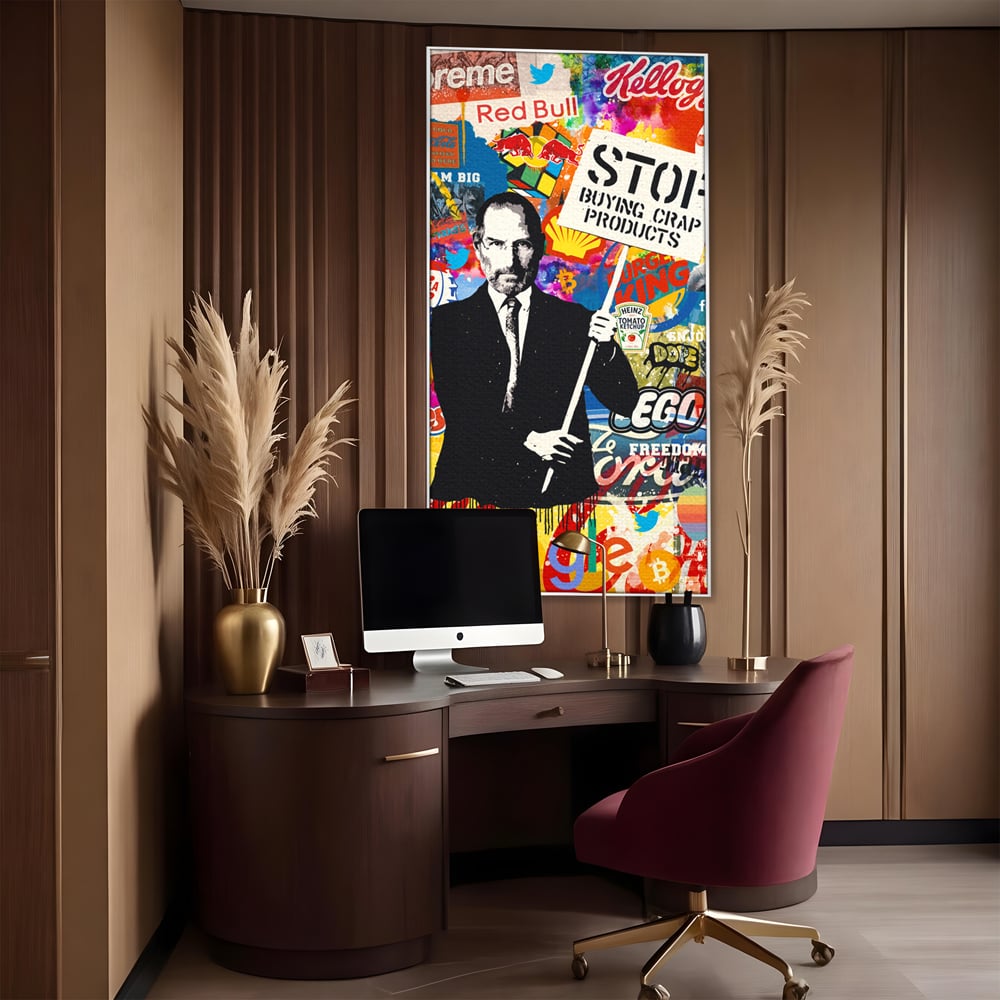 Tablou canvas cu tablou canvas cu portretul lui steve jobs, in rama de aluminiu argintiu, pe perete intr-un birou